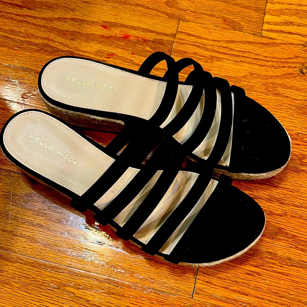 Pelle Moda strapped slip on black sandal size 8.5